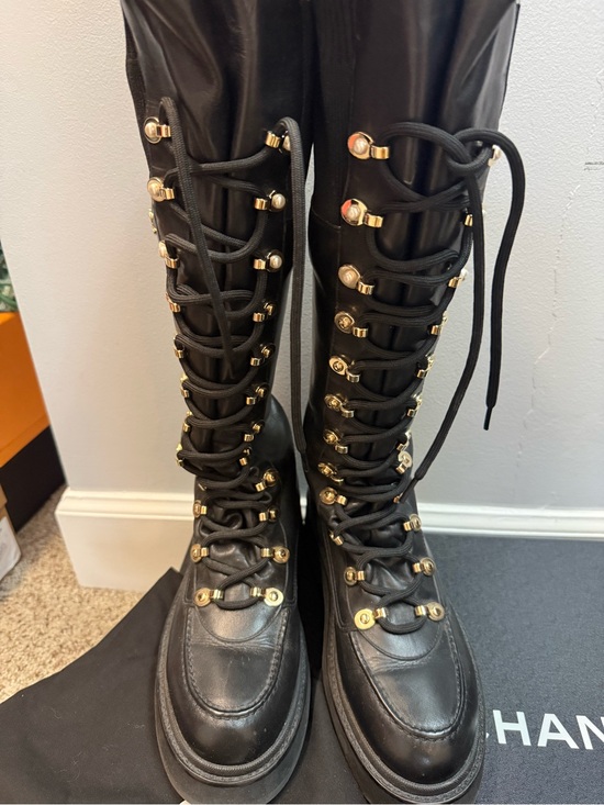 CHANEL Shoes - AUTHENTIC!!
RARE!!!
Excellent.
CHANEL Tall Black Leather Lace-Up Biker boot